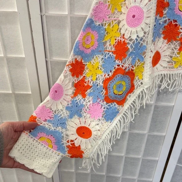 House of Harlow Crochet Floral Fringe Top in White with Multicolor Flowers NWT - Picture 5 of 6